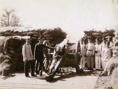  Foto de Juan Gutierrez; acervo do Museu Histórico Nacional Fortificação passageira com soldados e oficiais da artilharia, 1894.